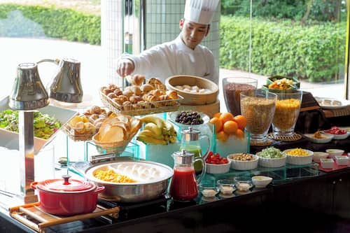 Tägliches Frühstücksbuffet gegen Gebühr