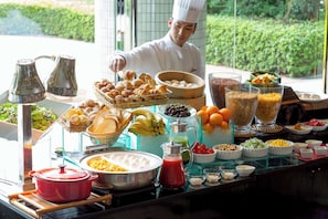 Petit déjeuner buffet (4945 JPY par personne)