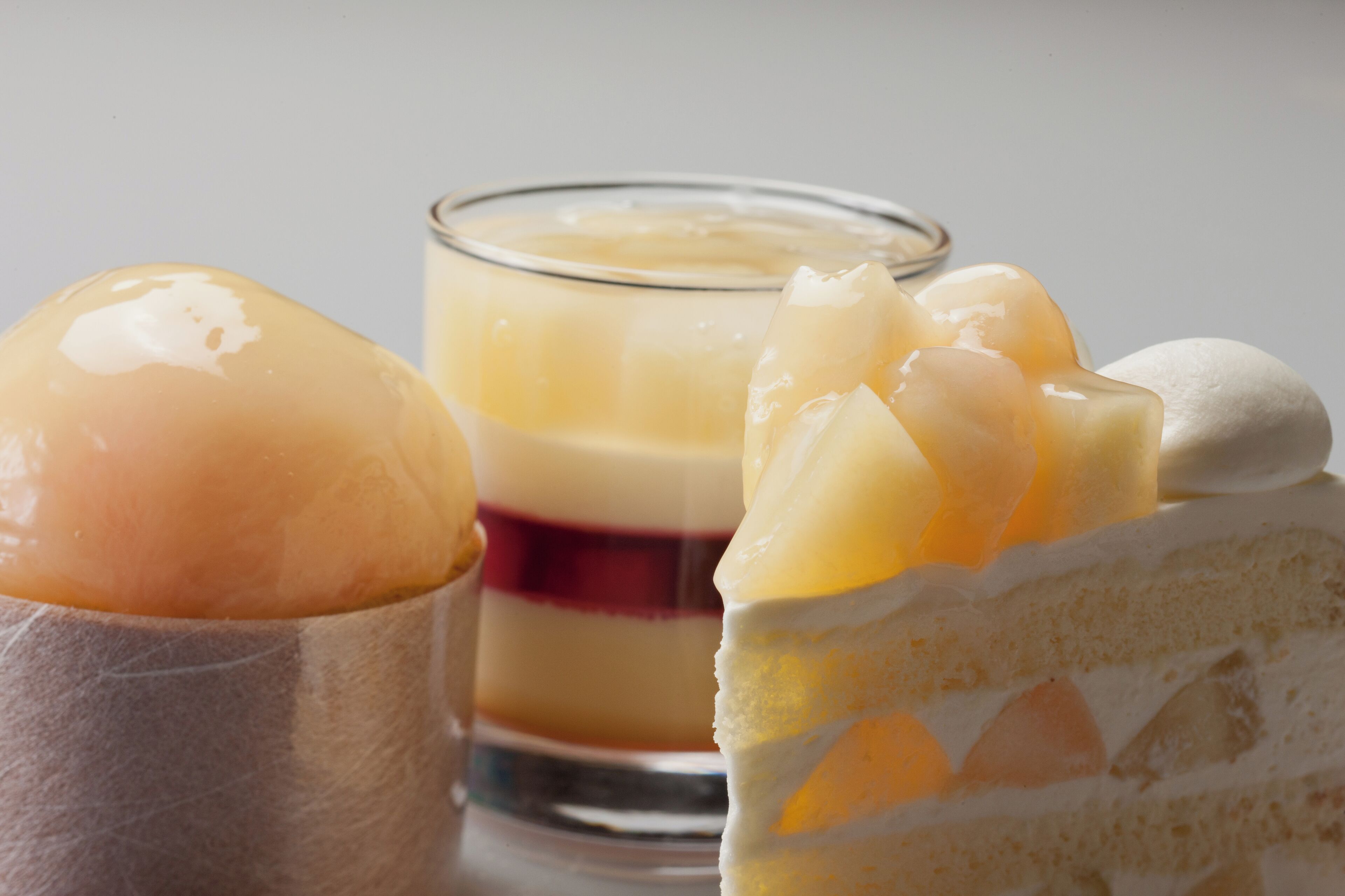 Un postre con capas de pastel y fruta.