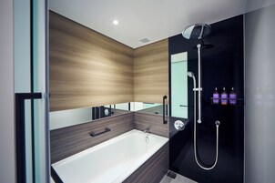 Combined shower/bathtub, rainfall showerhead, eco-friendly toiletries