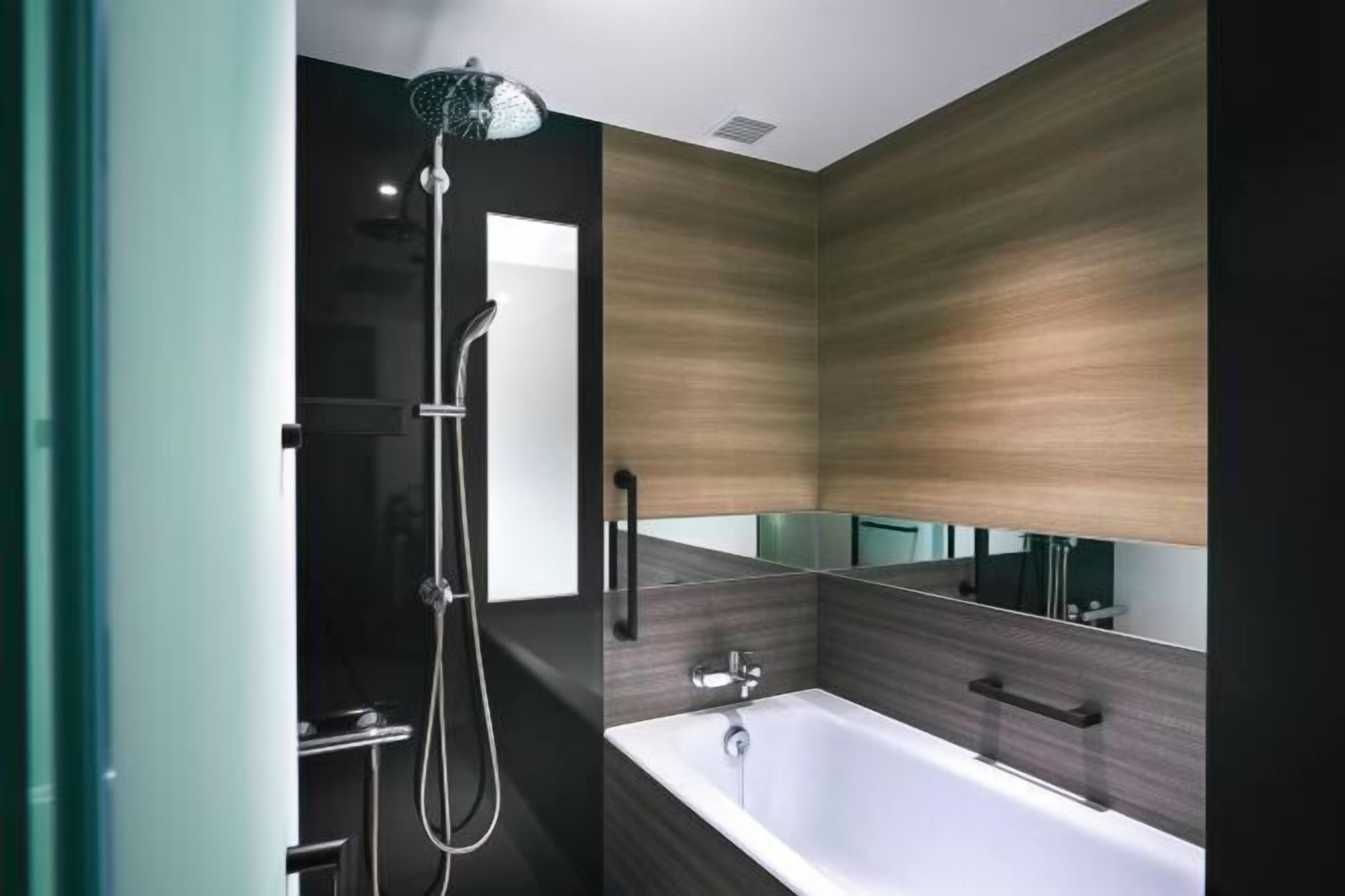 Bathroom | Combined shower/bathtub, eco-friendly toiletries, hair dryer, slippers