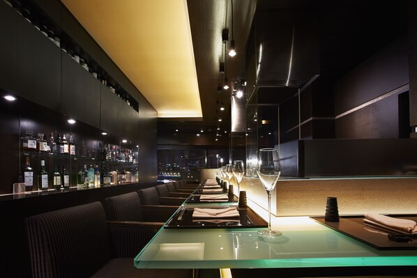 11 restaurantes; se sirven desayunos y cocina local e internacional