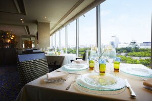 11 restaurantes; se sirven desayunos y cocina local e internacional 