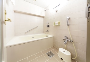 A bathroom with a bathtub, a toilet, and a shower. - Hotel New Hankyu Osaka (Osaka)