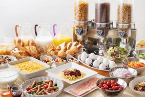 Daily buffet breakfast (JPY 2200 per person)