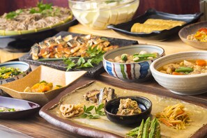 Daily buffet breakfast (JPY 2200 per person)