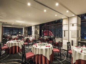 3 restaurantes, é servido café da manhã