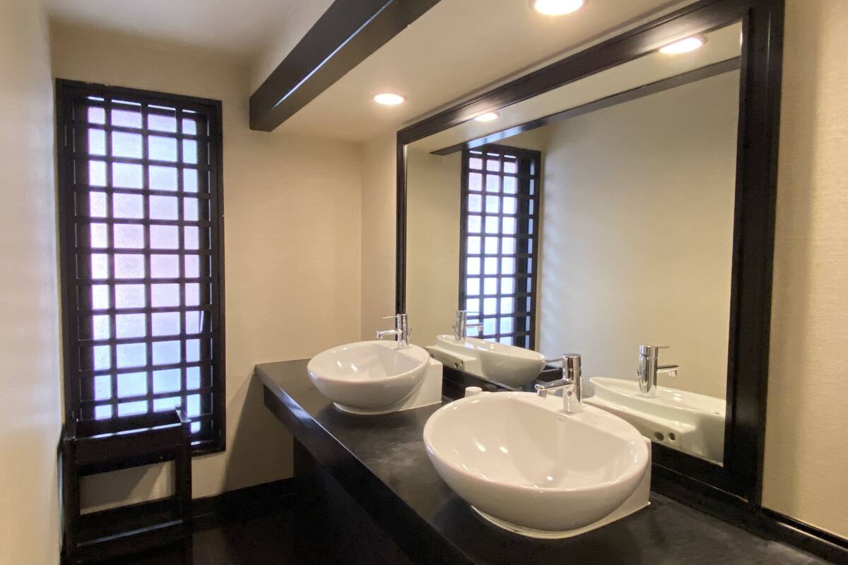 combined shower/bathtub, free toiletries, hair dryer, slippers