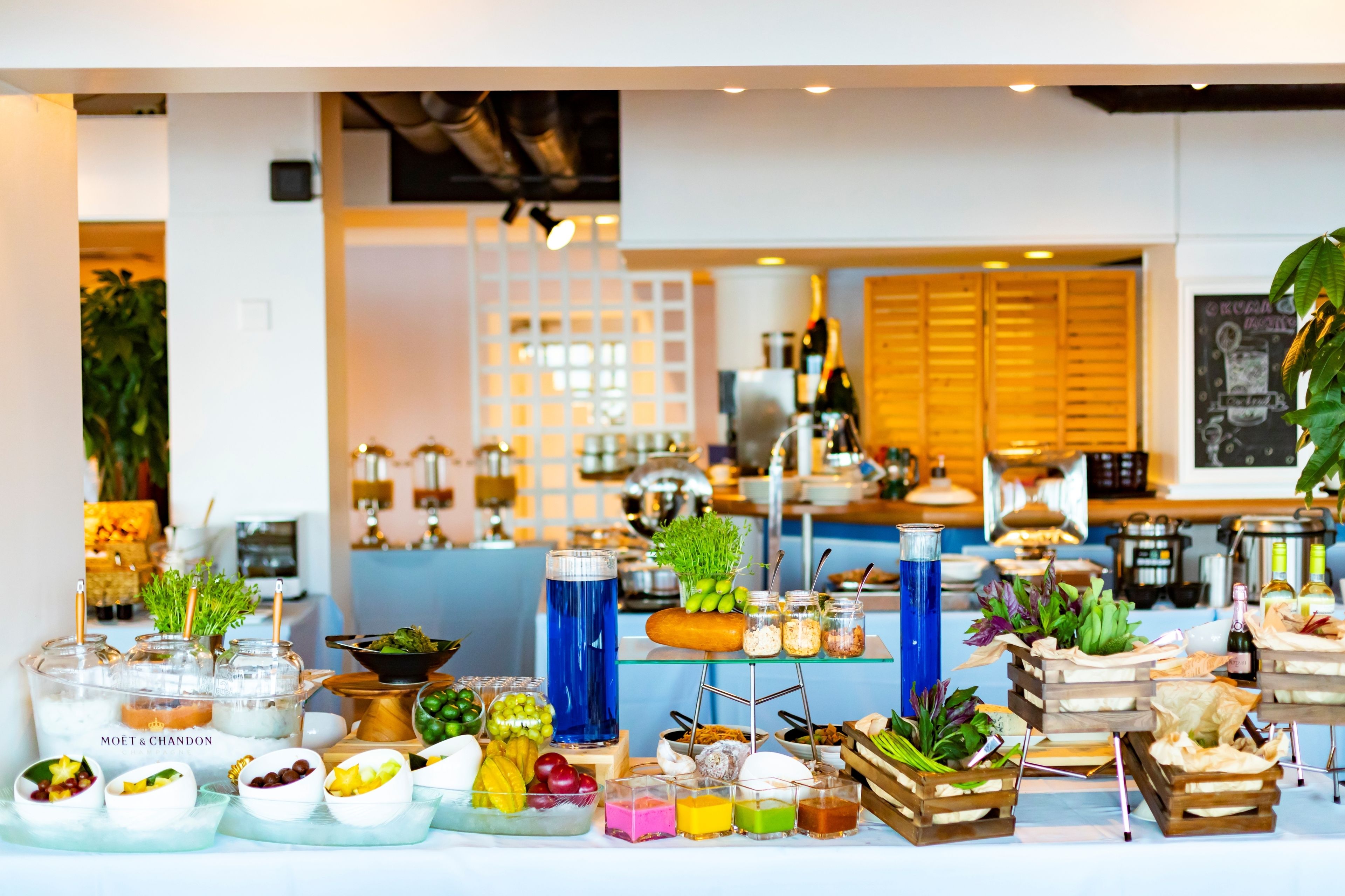 5 restaurants, breakfast served