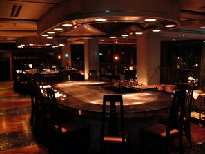 5 restaurants, breakfast served