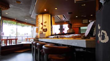 5 restaurants, breakfast served