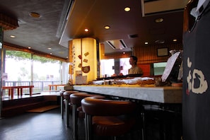 5 restaurants, breakfast served