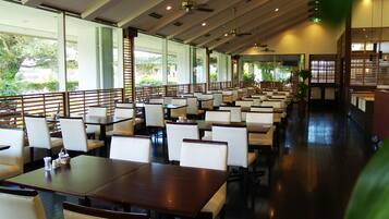 5 restaurants, breakfast served