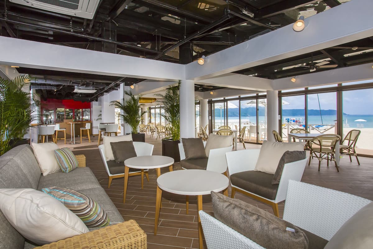 5 restaurants, breakfast served