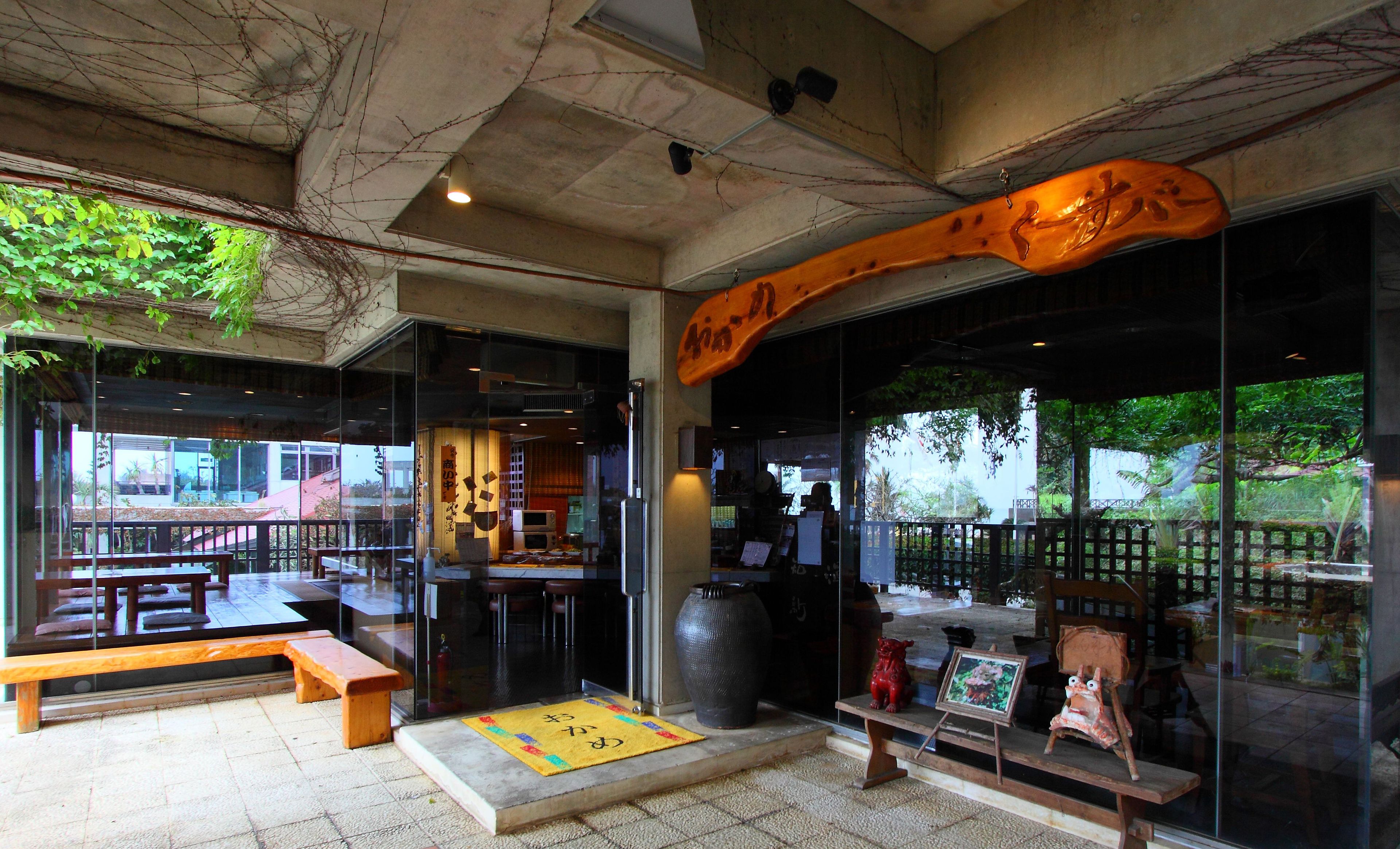 5 restaurants, breakfast served