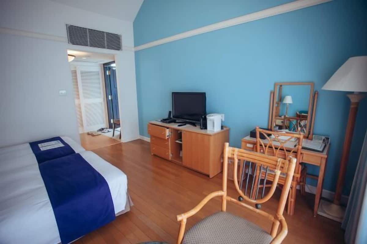 In-room safe, desk, blackout curtains, free WiFi