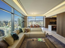 Ropa de cama de alta calidad, minibar, caja fuerte y escritorio