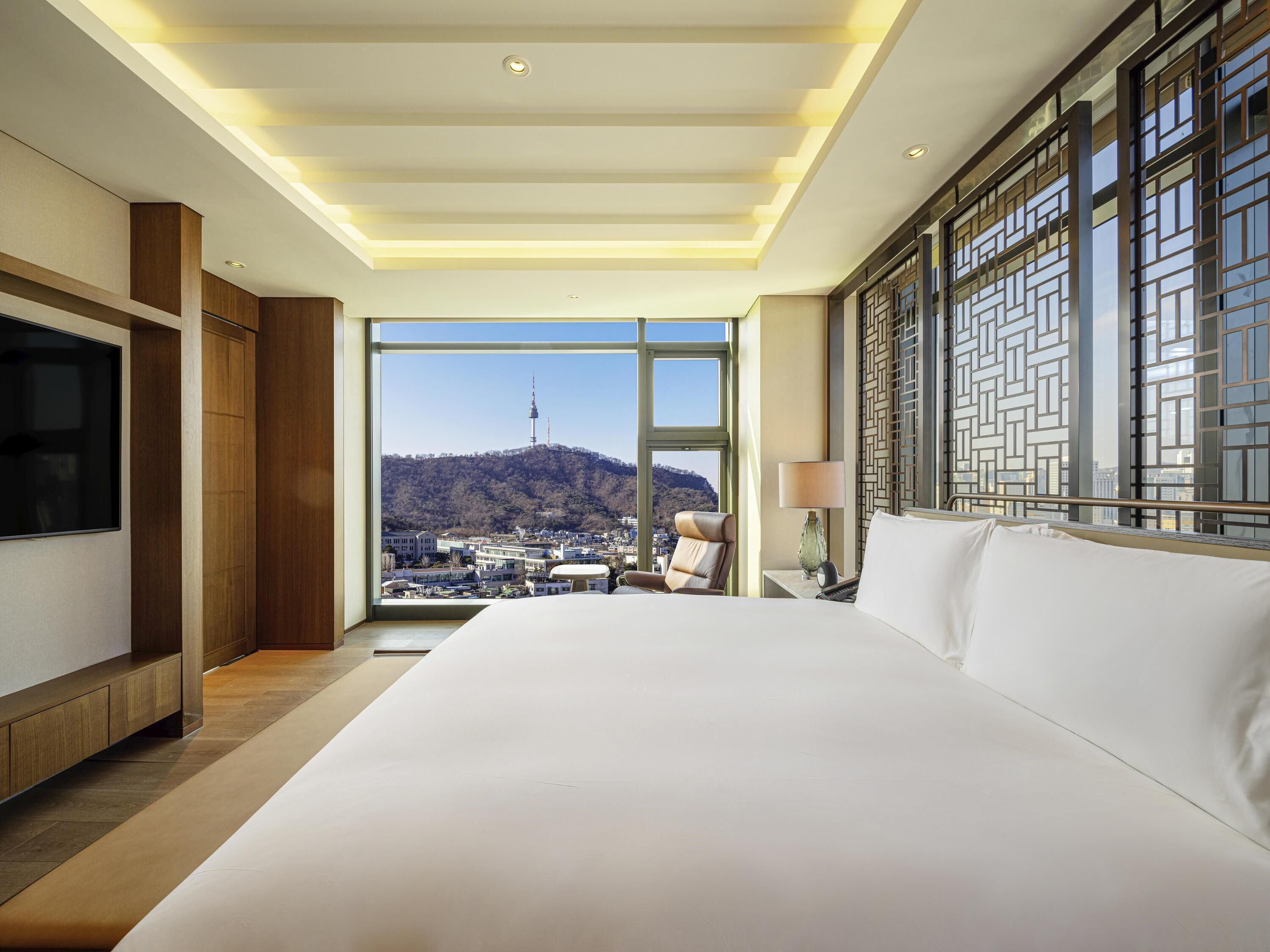 Suite, 1 King Bed (Ambassador)