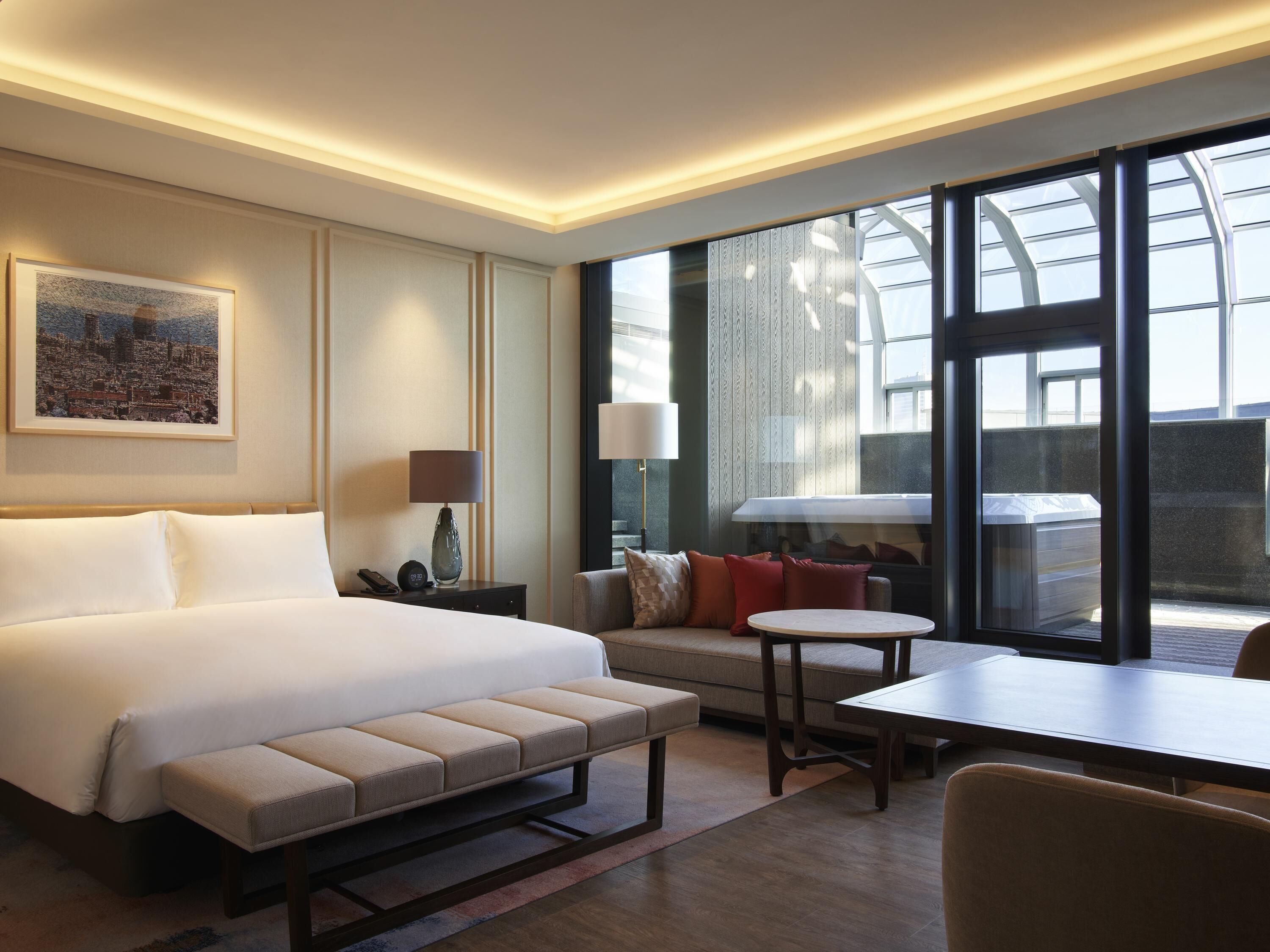 Suite, 1 kingsize bed (Pool Side) | Luxe beddengoed, een kluis op de kamer, individueel gedecoreerd