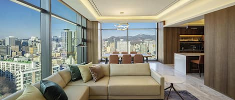 Hochwertige Bettwaren, Zimmersafe, individuell dekoriert, Schreibtisch