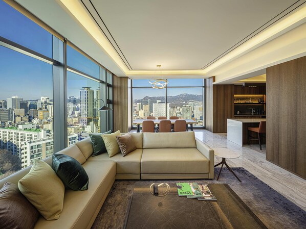 Premium bedding, in-room safe, individually decorated, desk - The Ambassador Seoul - A Pullman Hotel (Seoul)