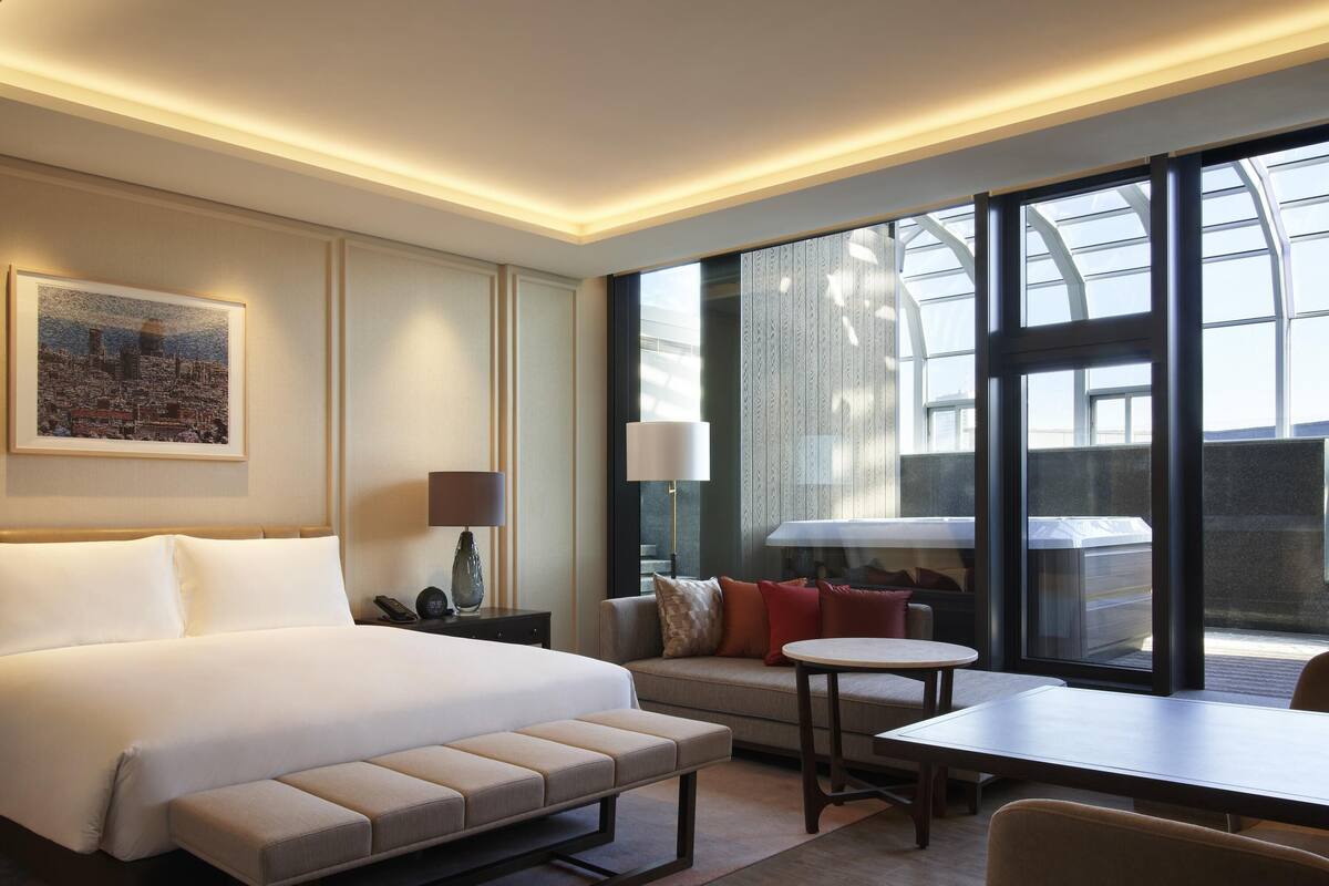 Ropa de cama de alta calidad y minibar 