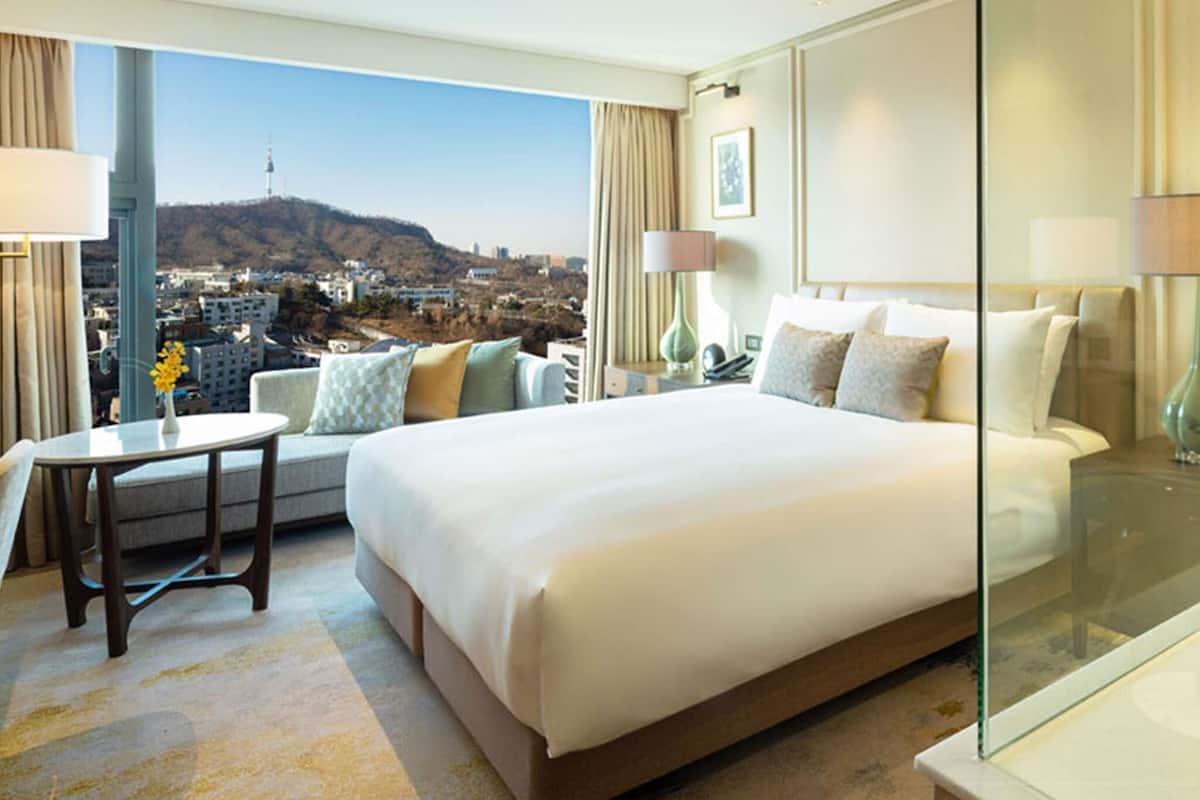 Deluxe Room, 1 King Bed | Premium bedding, in-room safe, individually decorated, desk