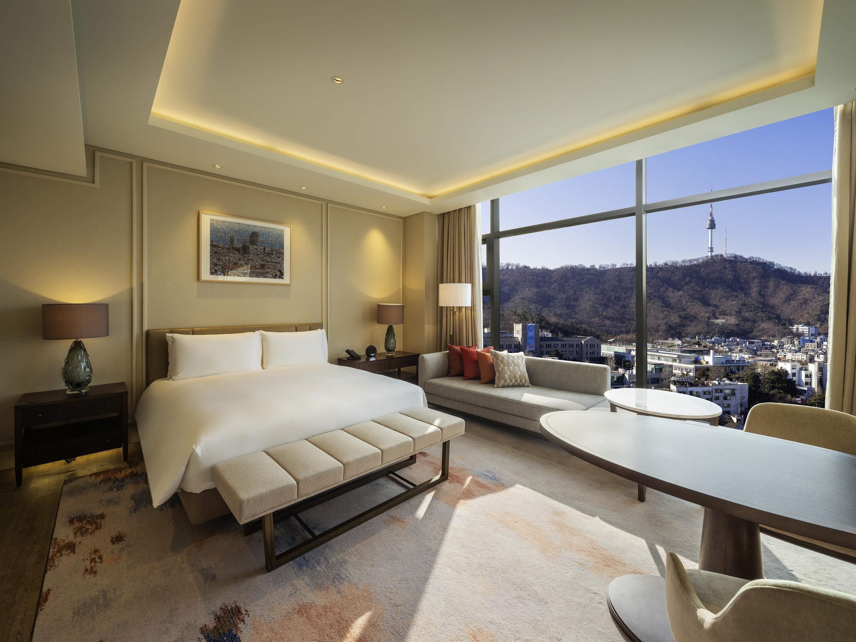 プレミアム ルーム キングベッド 1 台 | 高級寝具、セーフティボックス (室内)、客室ごとに異なる装飾、デスク