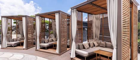 室內游泳池和室外游泳池,提供遮陽小屋 (付費)