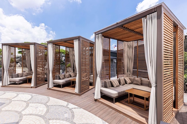 屋内プール、屋外プール、カバナ (有料)