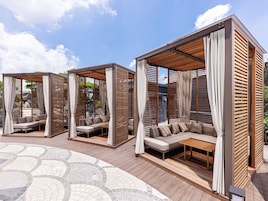 室內泳池、室外泳池；小屋 (收費)