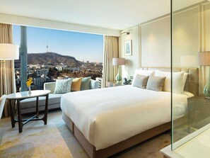 Quarto luxo, 1 cama King | Roupas de cama premium, cofres nos quartos, individualmente decorados