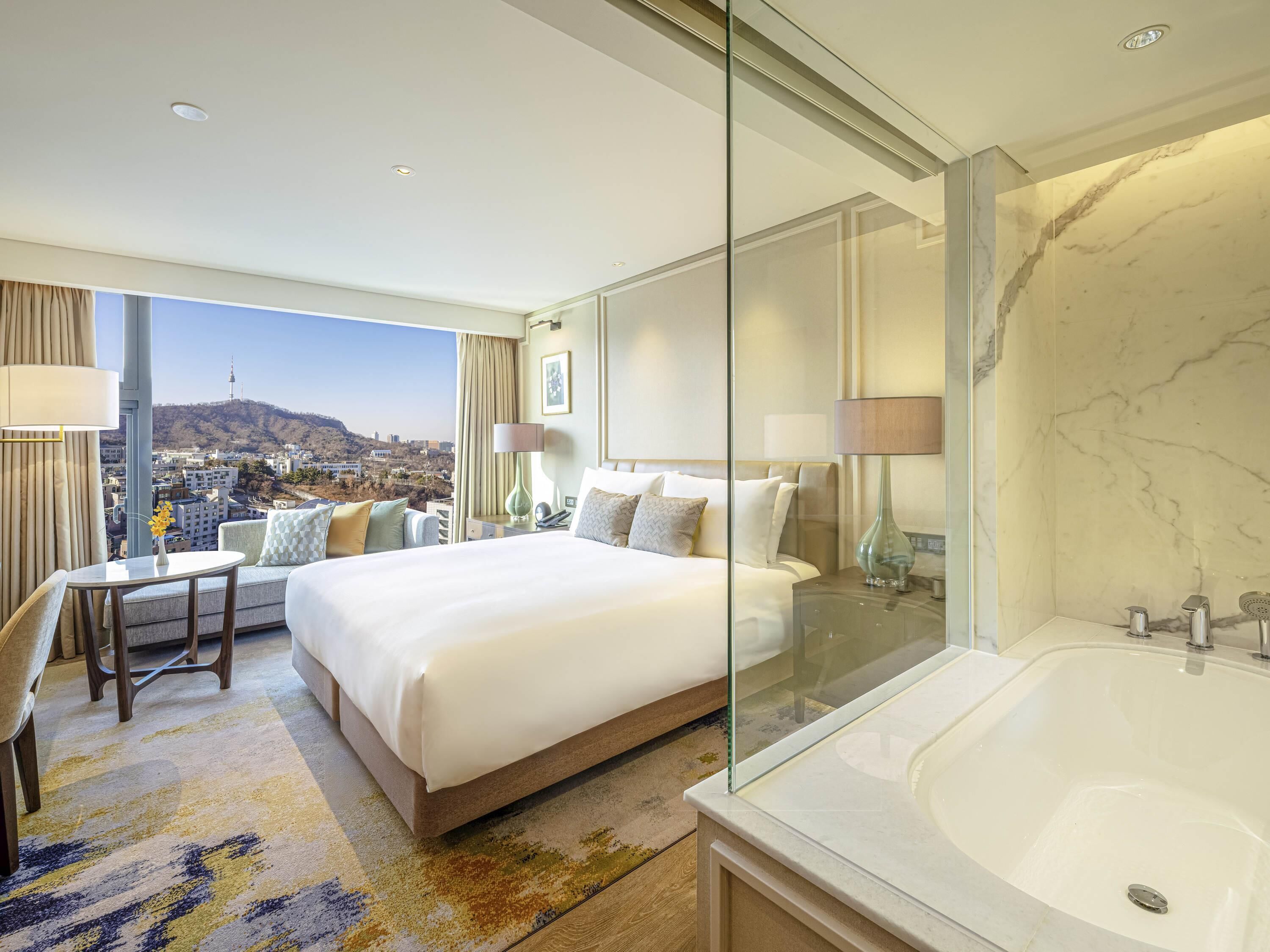 エグゼクティブ ルーム キングベッド 1 台 | 高級寝具、セーフティボックス (室内)、客室ごとに異なる装飾、デスク