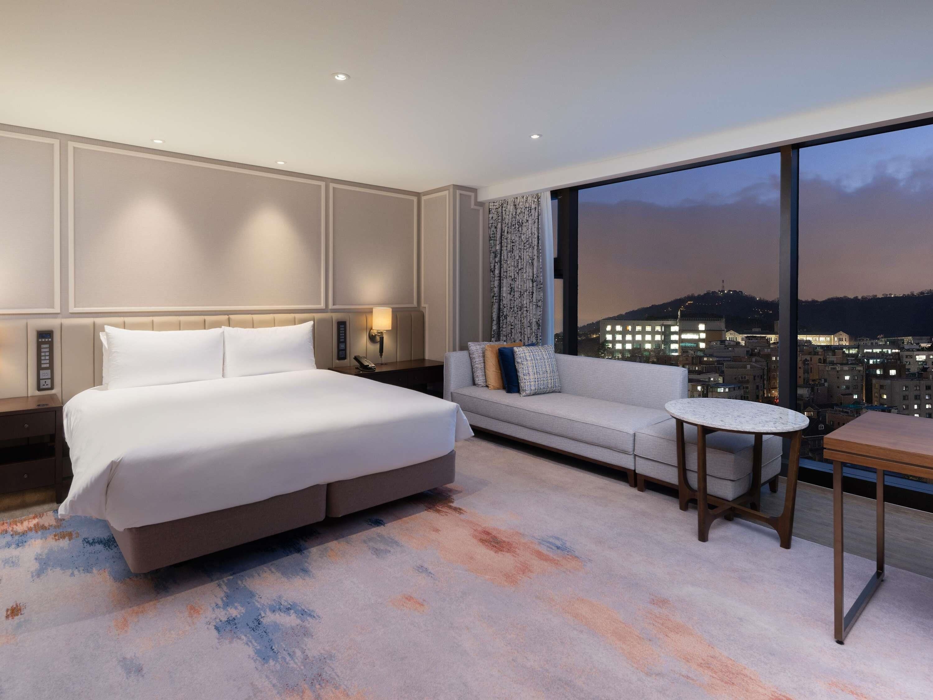 ルーム キ  ングベッド 1 台 (Namsan) | 高級寝具、セーフティボックス (室内)、客室ごとに異なる装飾、デスク