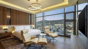 Premium bedding, in-room safe, individually decorated, desk