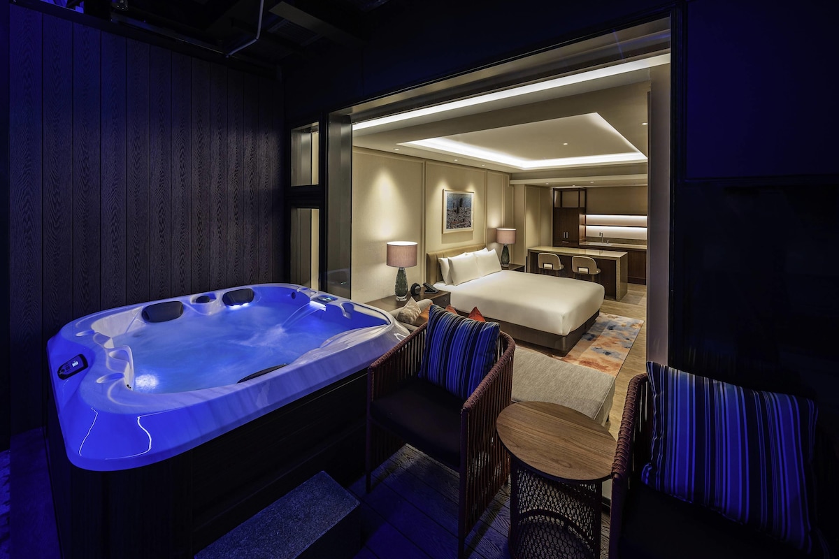 Suite, 1 kingsize-seng (Pool Side) | Sengetøy av topp kvalitet, minibar, safe på rommet og skrivebord