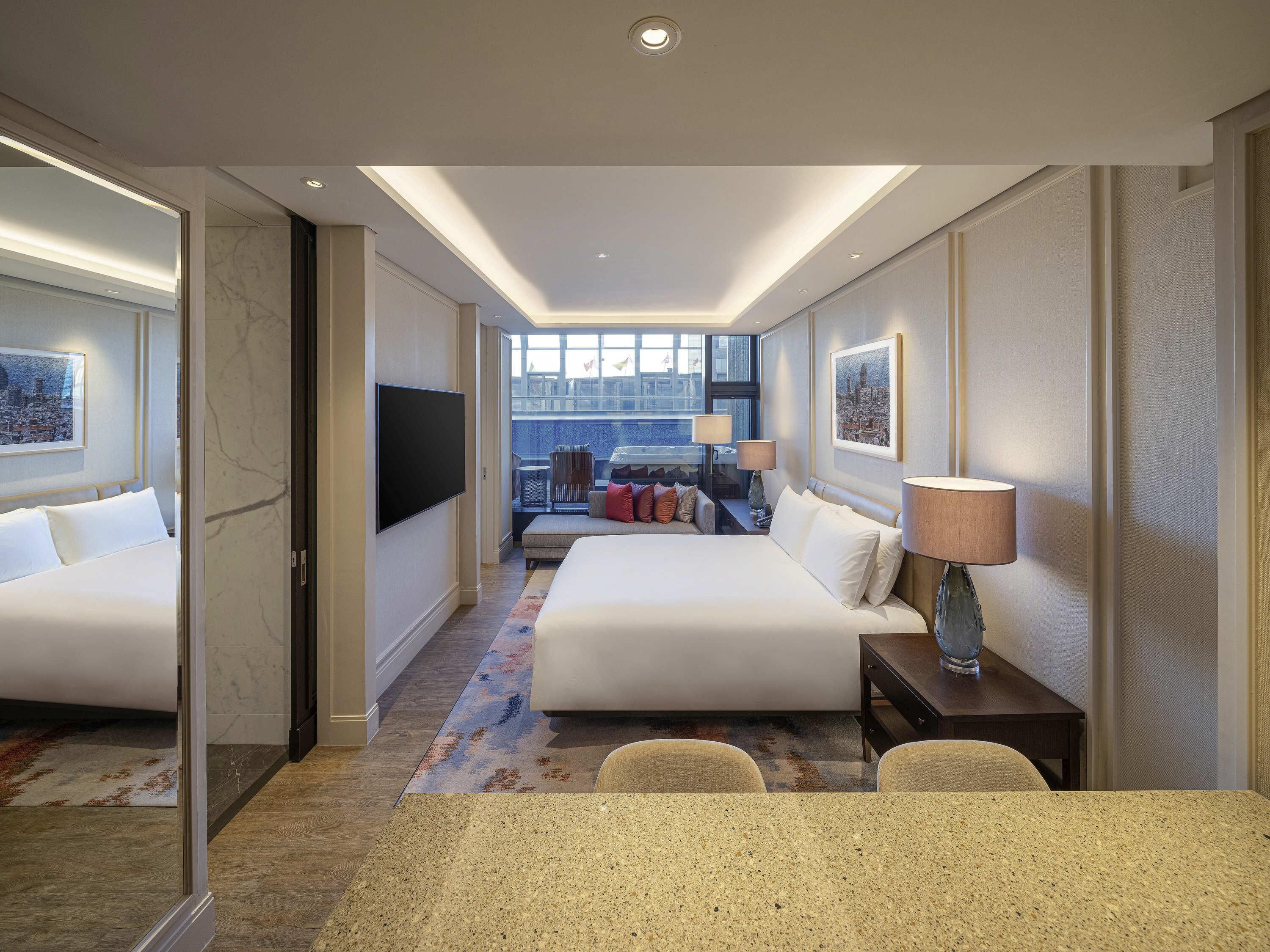 Suite, 1 kingsize-seng (Pool Side) | Sengetøy av topp kvalitet, safe på rommet og individuelt dekorert