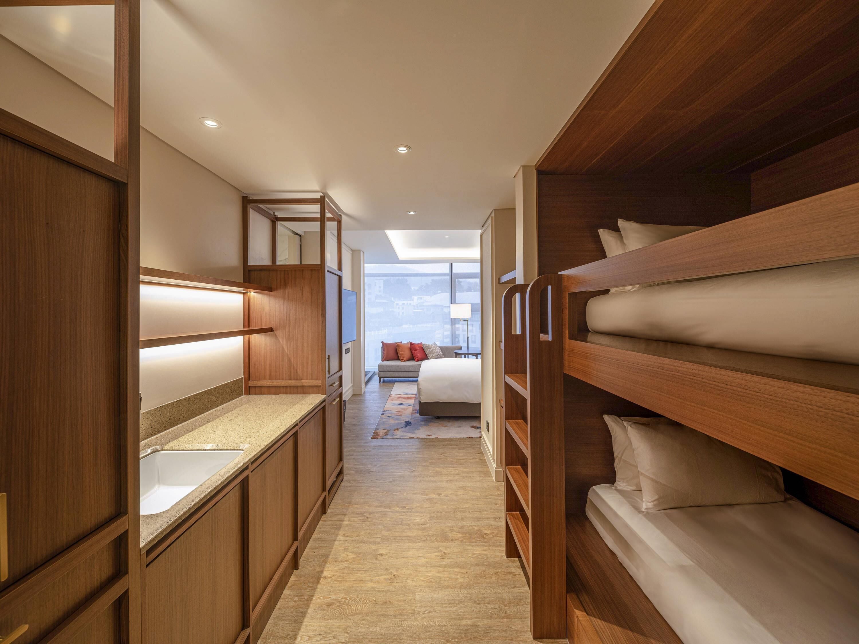 Familiekamer, Meerdere bedden (1 King and 1 Bunk Bed) | Luxe beddengoed, een kluis op de kamer, individueel gedecoreerd