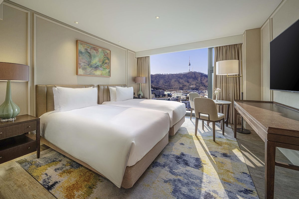 Ropa de cama de alta calidad y caja de seguridad en la habitación