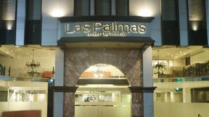 L’entrée de l’hôtel Las Palmas de Manille, avec son arc en marbre et son enseigne lumineuse.