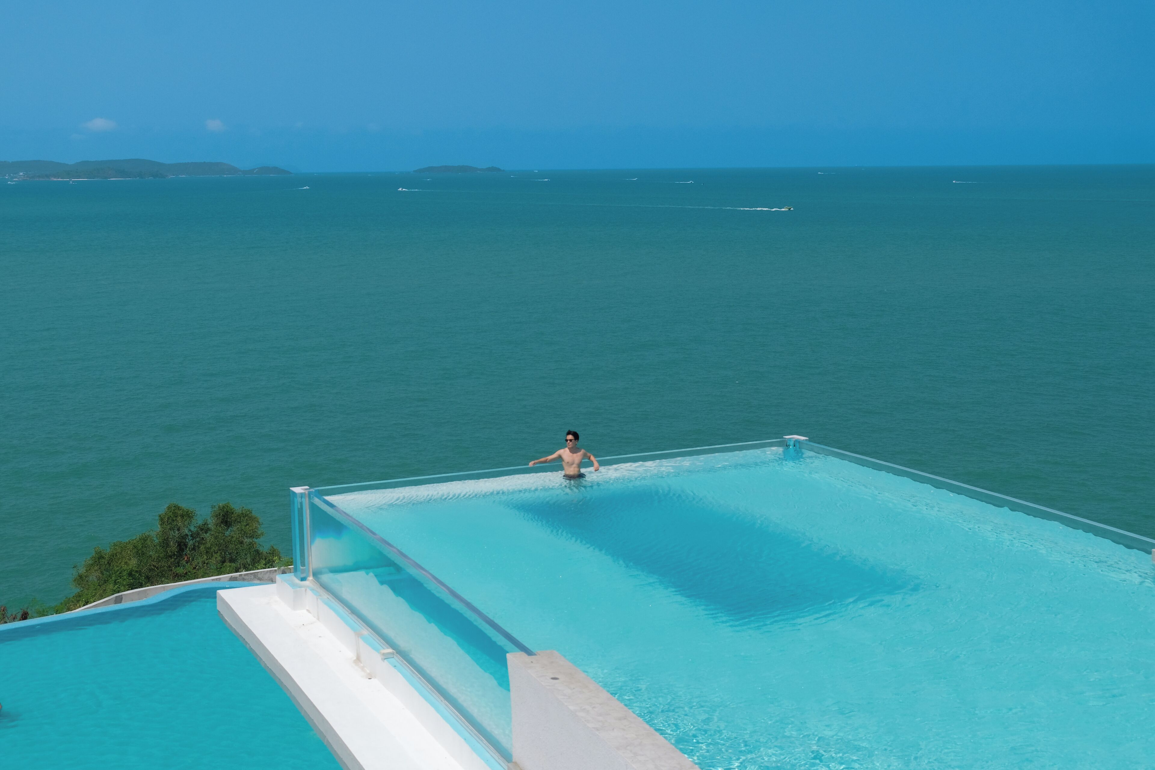 6 kolam renang terbuka, payung kolam, kerusi lepak pantai 