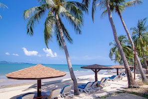 Private beach, sun loungers, beach umbrellas, beach towels -  Royal Cliff Beach Hotel Pattaya (Pattaya)