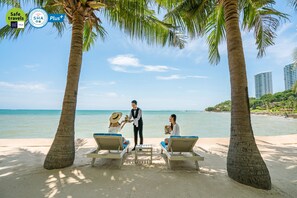 Private beach, sun-loungers, beach umbrellas, beach towels -  Royal Cliff Beach Hotel Pattaya (Pattaya)
