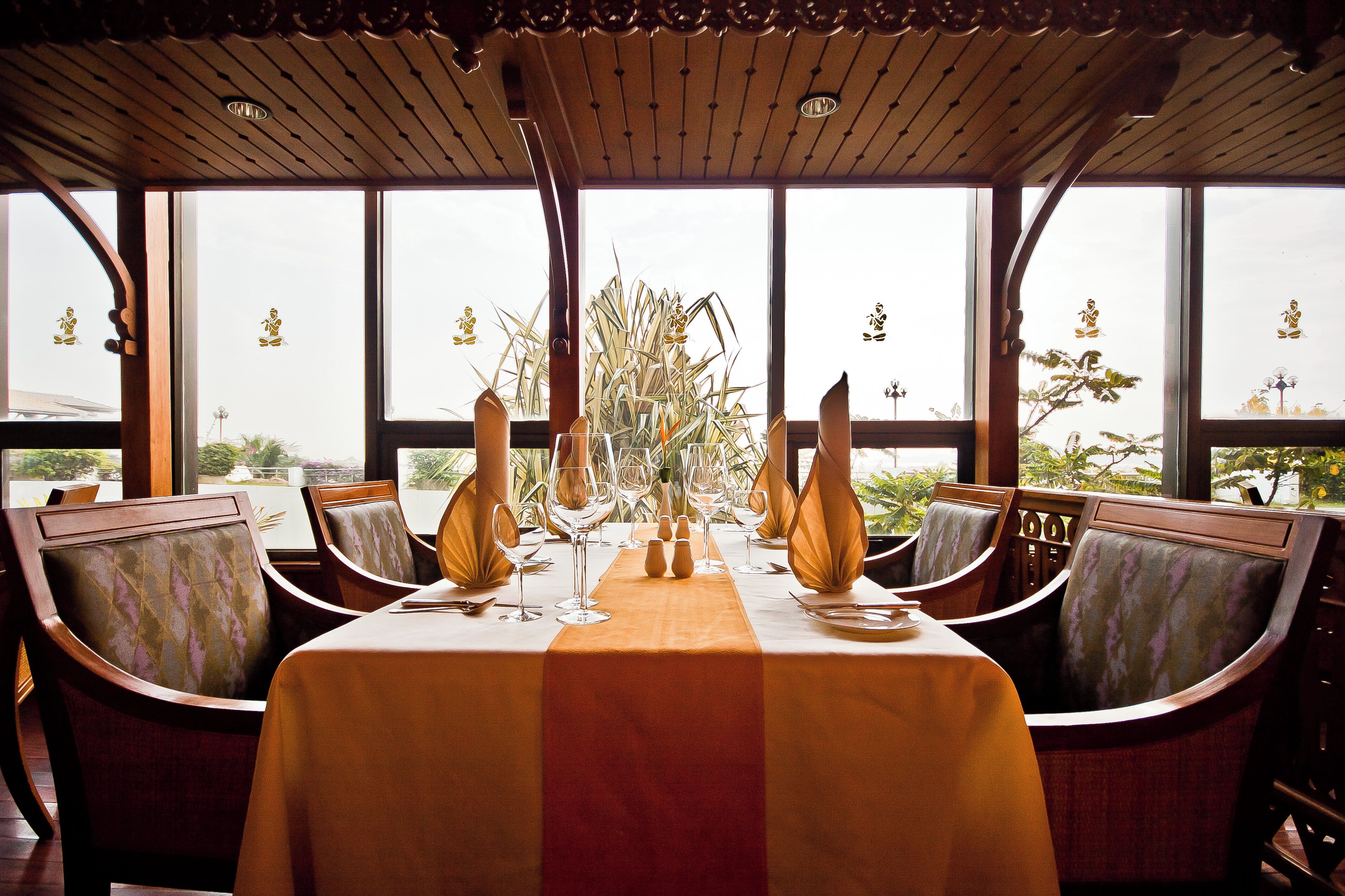 11 restaurants, dinner served, halal dishes