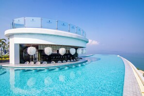 5 bars, bar en milieu de piscine, bar en bord de piscine