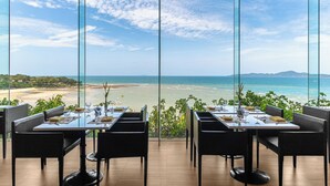 Un restaurante con vista a la playa y al océano.