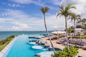 6 piscinas al aire libre, sombrillas, sillones reclinables de piscina
