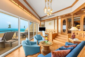Theme Suite Two Bedrooms Thai Heritage | 거실 공간 | 디지털 채널 시청이 가능한 32인치 LED TV, TV, 탁구