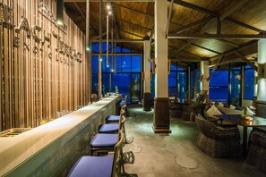 4 bars/lounges, swim-up bar, poolside bar