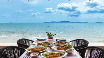 11 restaurants, dinner served, Halal dishes